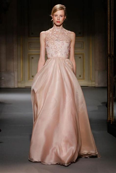 FASHION STORY – La robe de mariée en roses Yves Saint 